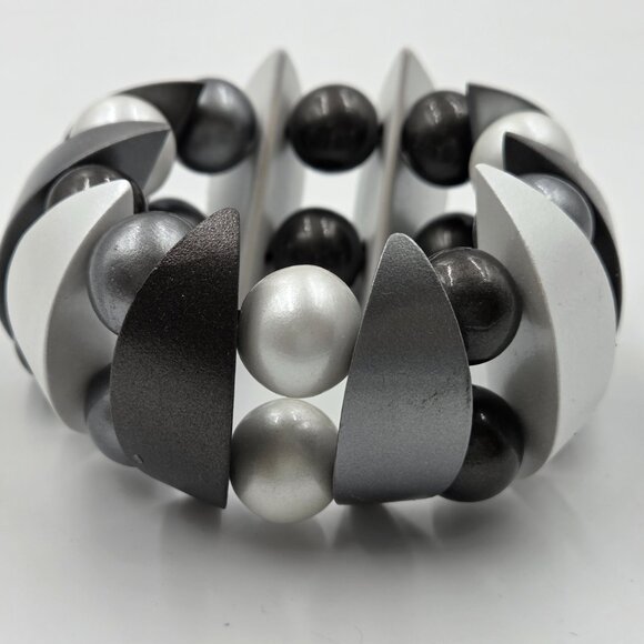 Vintage “Gray & Pearl” Stretch Bracelet 1990s - Picture 8 of 12